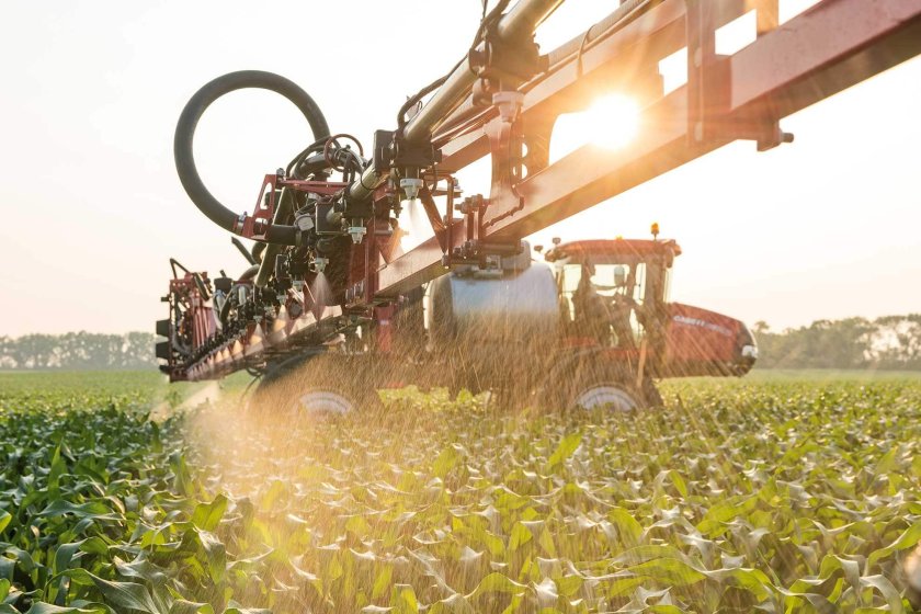 Самоходный опрыскиватель красный