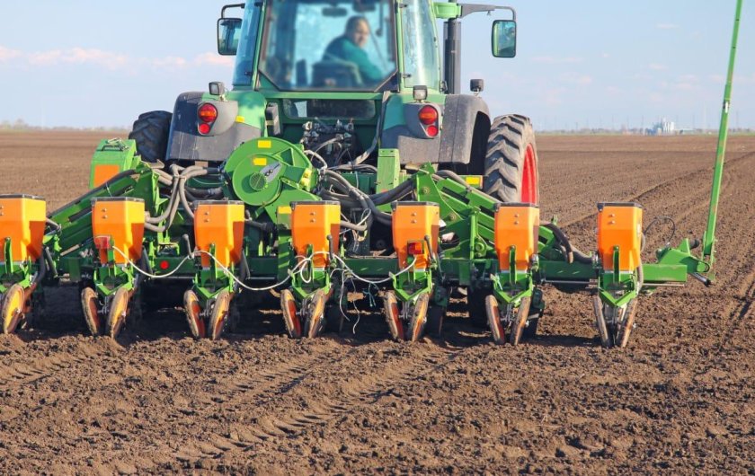 Сеялка в поле