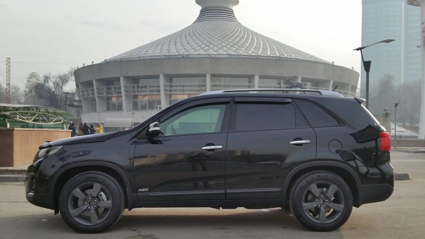 Черный Kia Sorento 2 диски