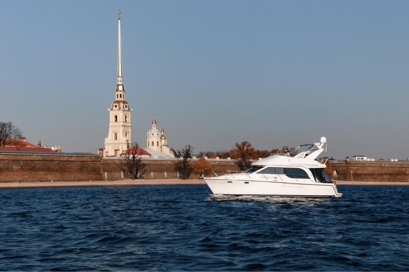 Яхта Байлайнер 37