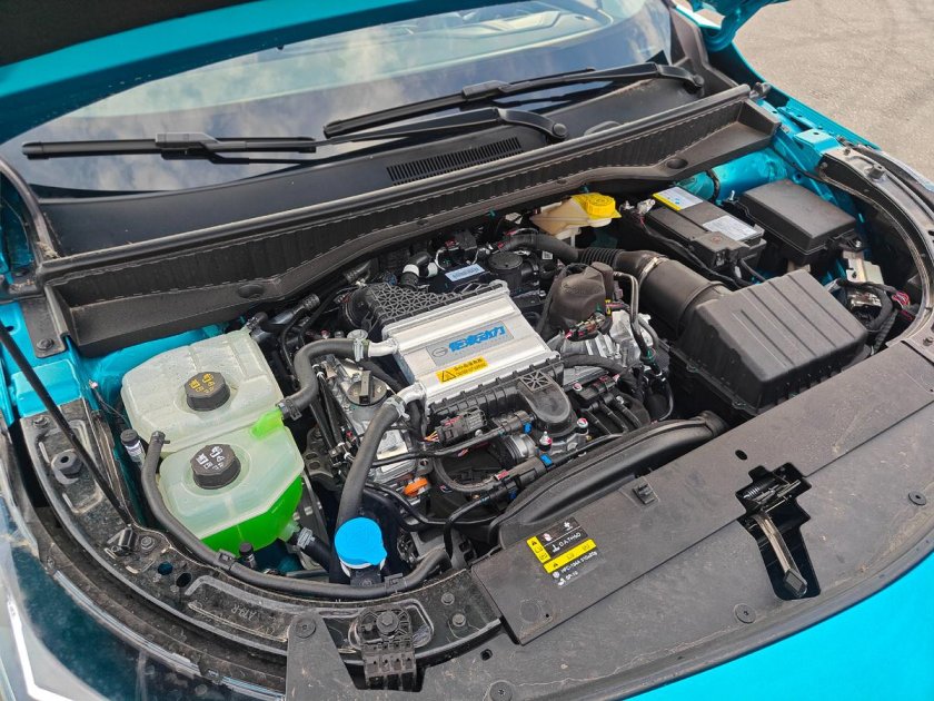 Двигатель под капотом