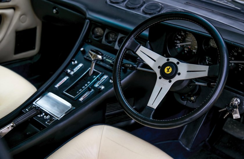 Феррари 400i салон