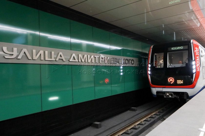 Метро поезд москва