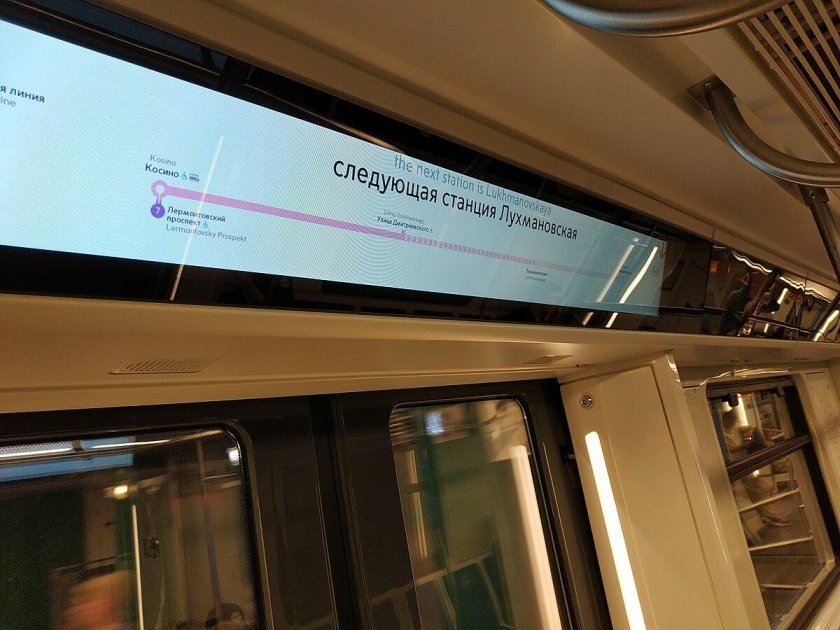 Экран в вагоне метро