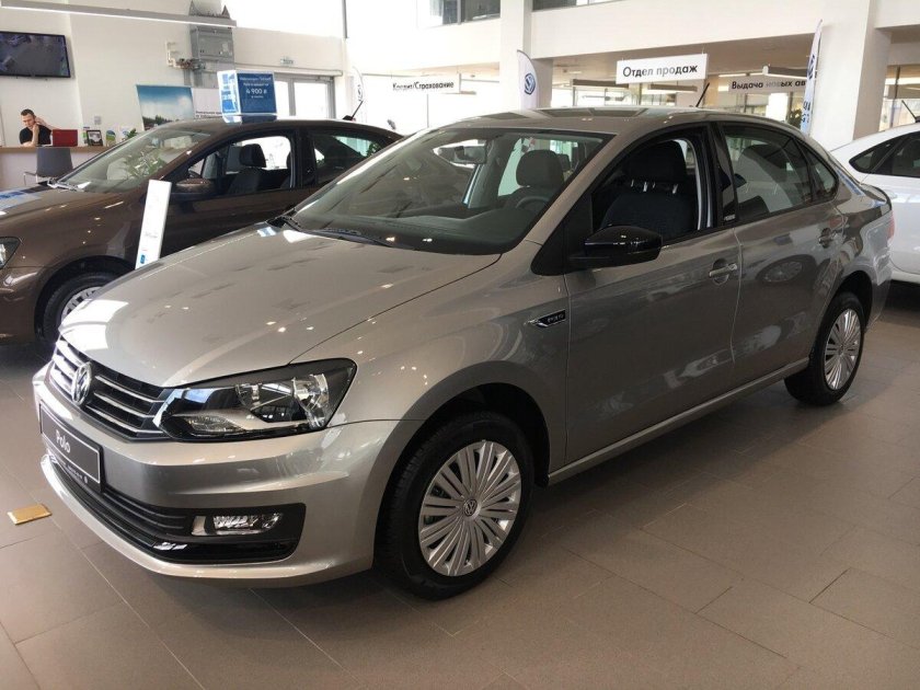 Серебристая новая Фольксваген поло