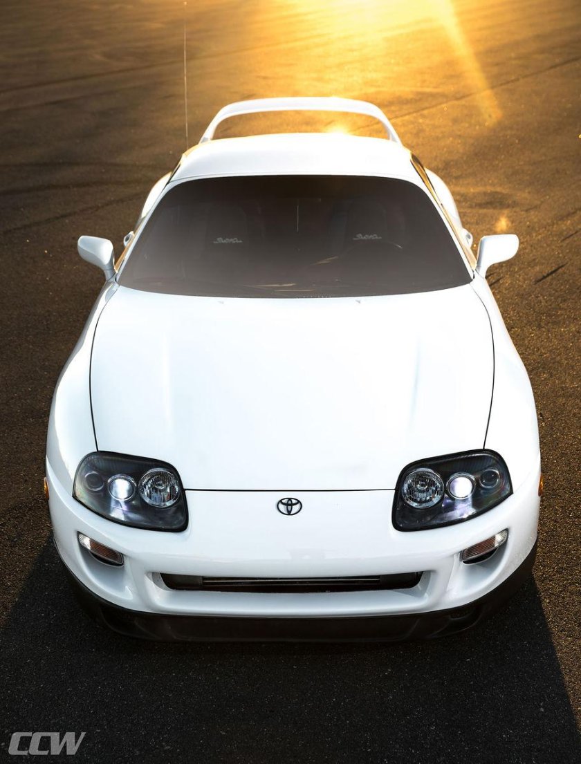 Toyota Supra белая