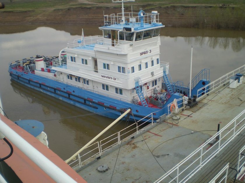 Урал судно буксир толкач