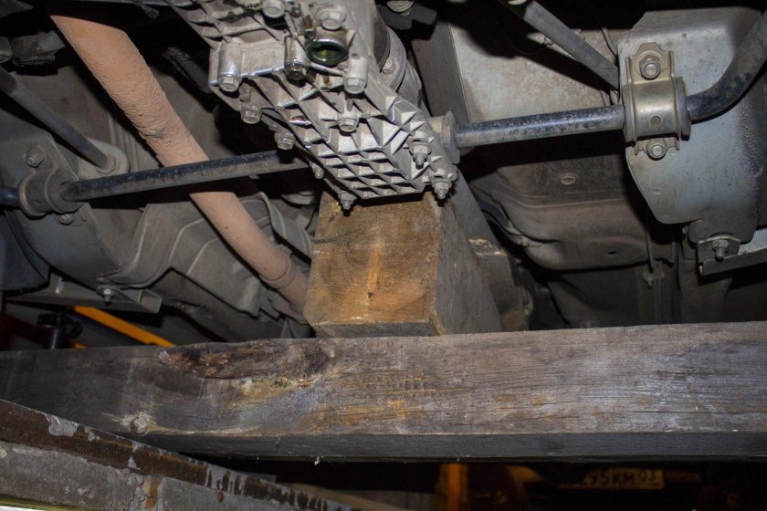 Крепление редуктора переднего моста Шевроле Нива