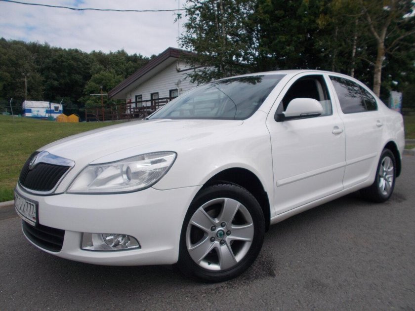 Шкода Октавия 2011 белая