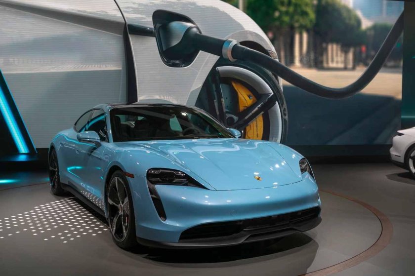 Электромобиль Porsche Taycan