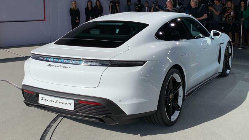 Электромобиль Porsche Taycan