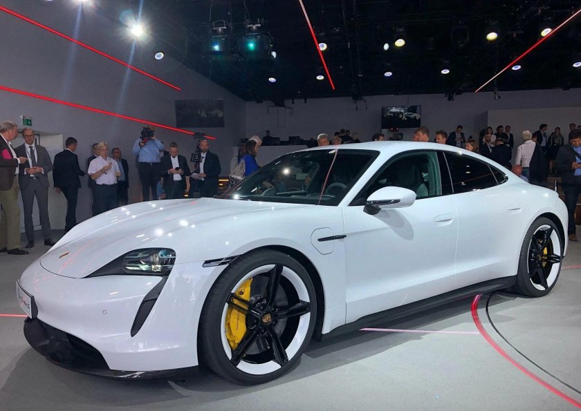 Электромобиль Porsche Taycan