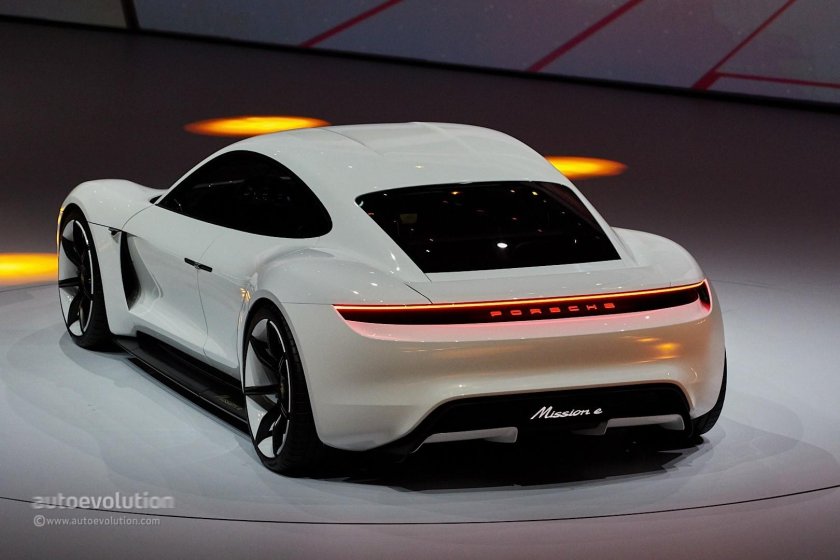 Электрический Porsche Taycan