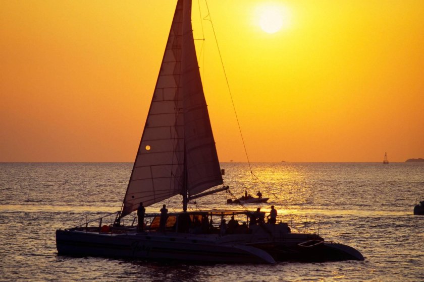 Парусник на закате