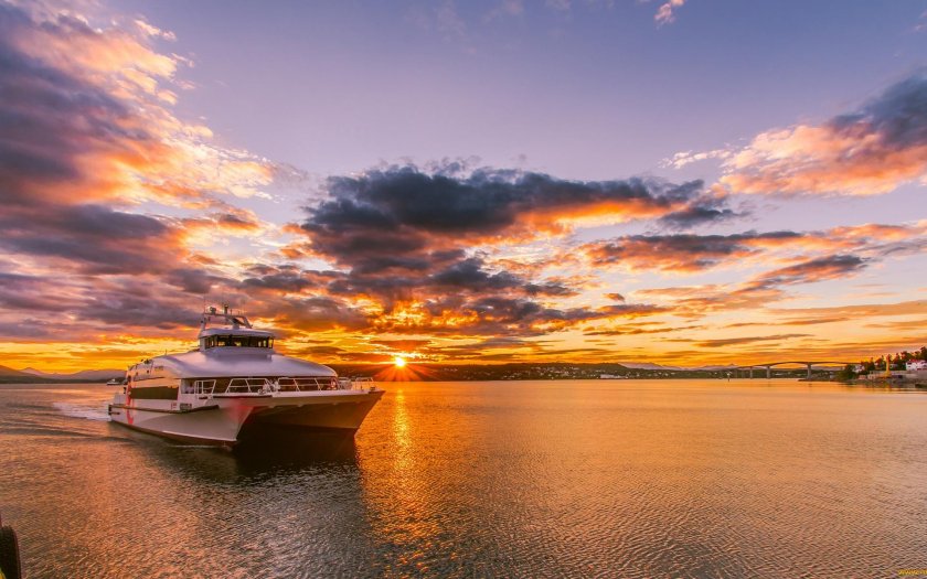 Теплоход на закате