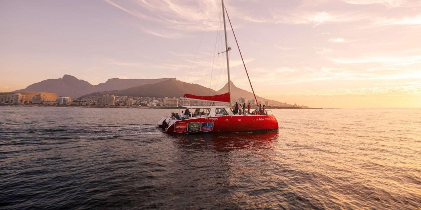 Море солнце горы яхта