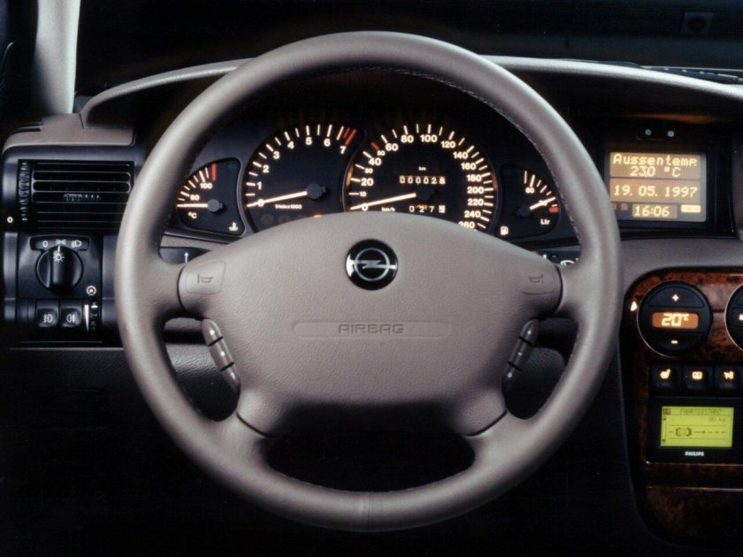 Опель Омега 2001 года