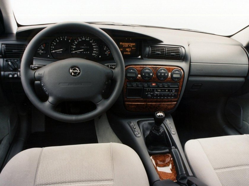 Опель Омега седан 2000 салон