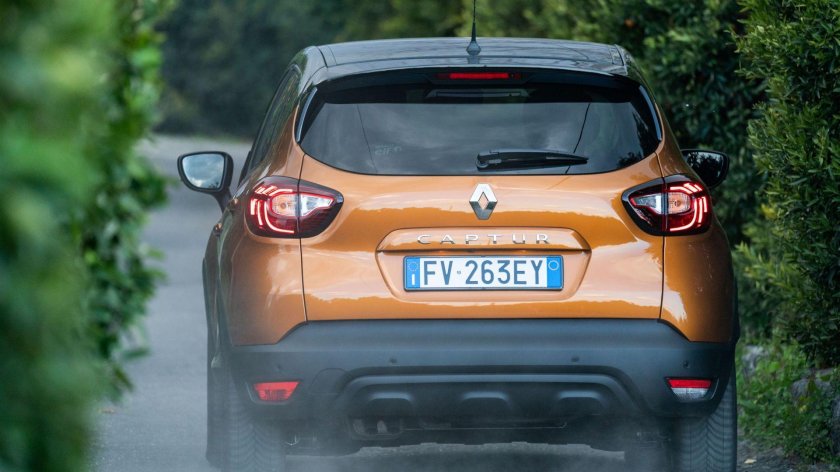 Renault Captur сзади