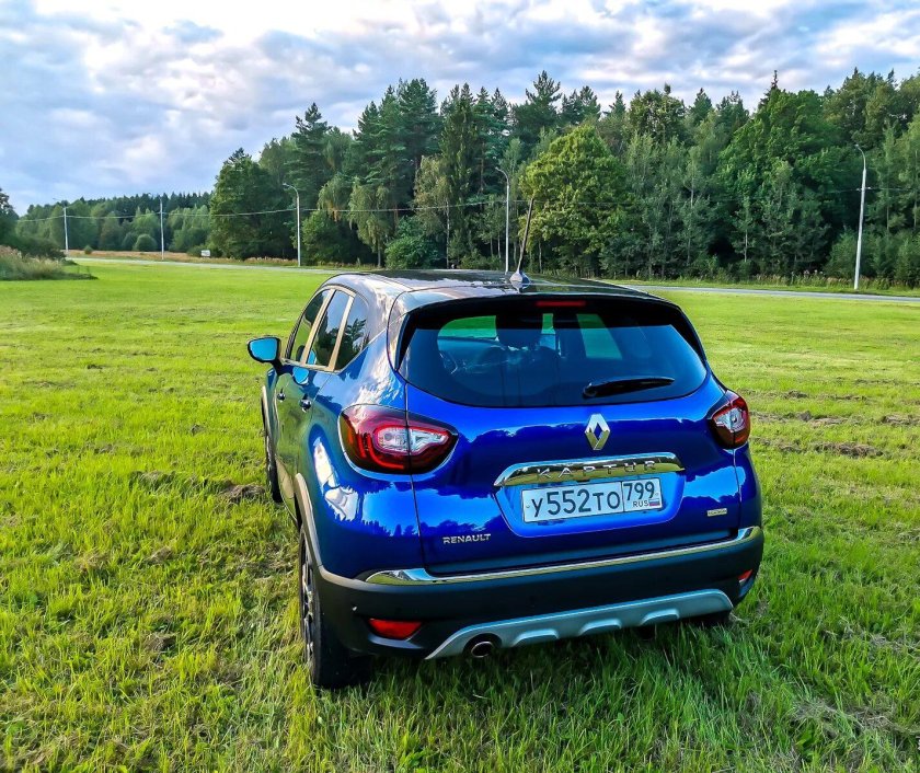 Renault Captur сзади