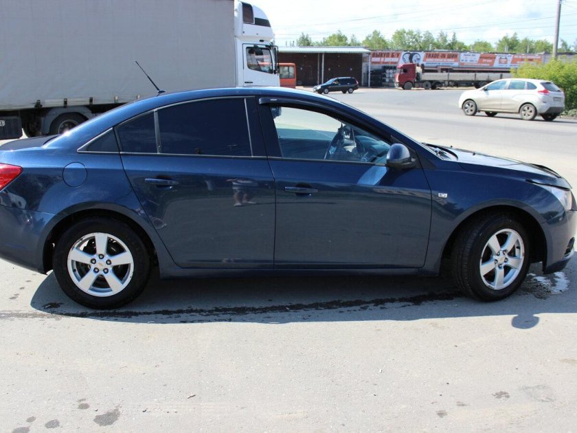 Шевроле Круз седан темно синий