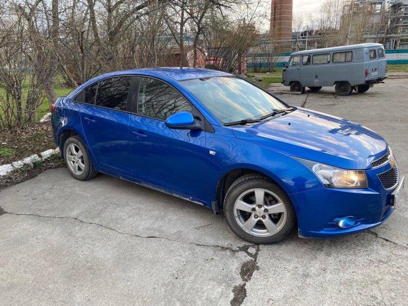 Шевроле Круз синяя 2011