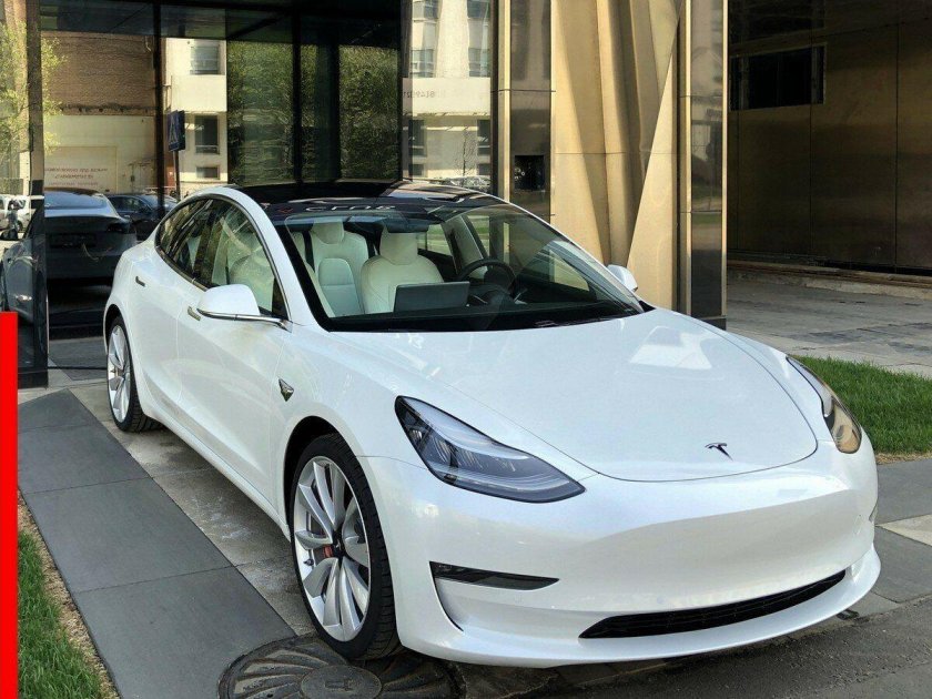 Tesla model 3 белая