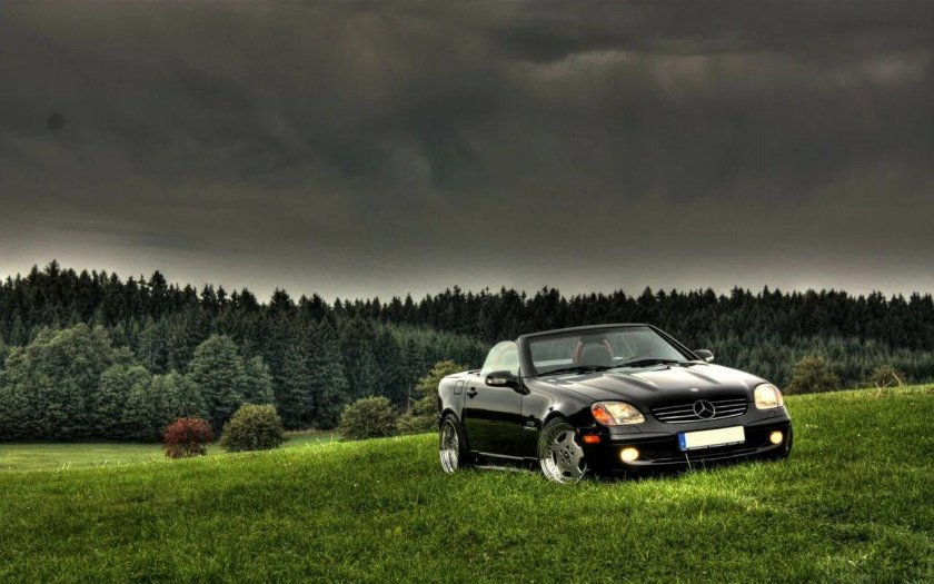 Машина в поле