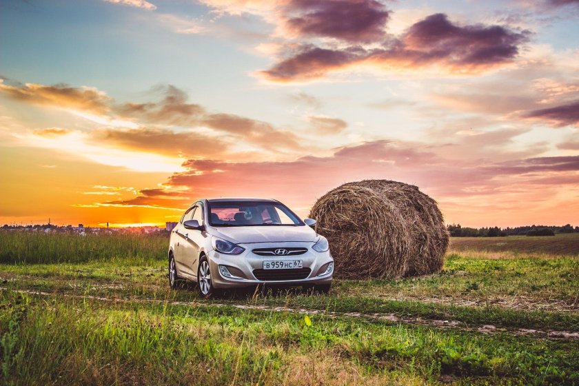 Автомобиль в поле