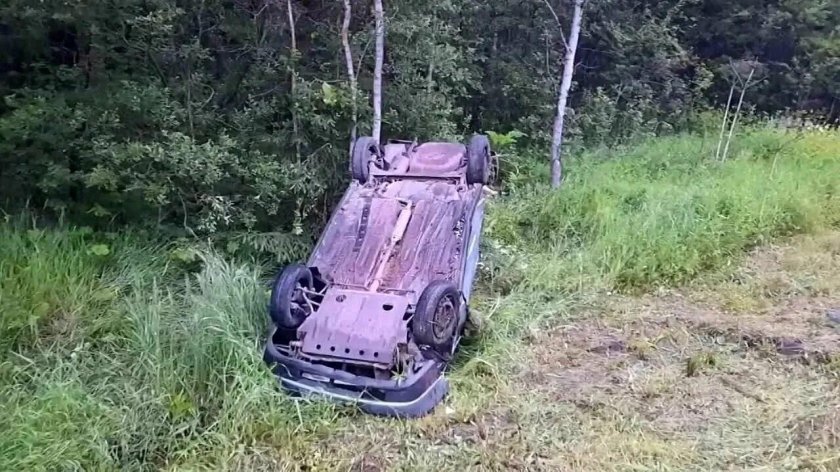 Машина опрокинулась в кювет