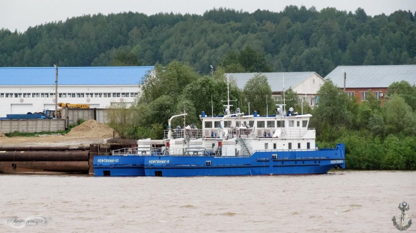 Буксир толкач Нефтяник 9