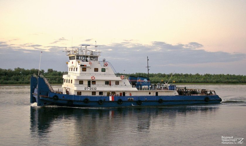 Теплоход буксир-толкач