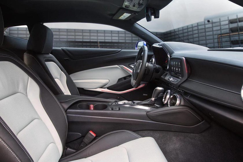 Chevrolet Camaro 2023 салон