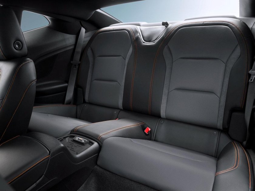 Шевроле Камаро салон сзади