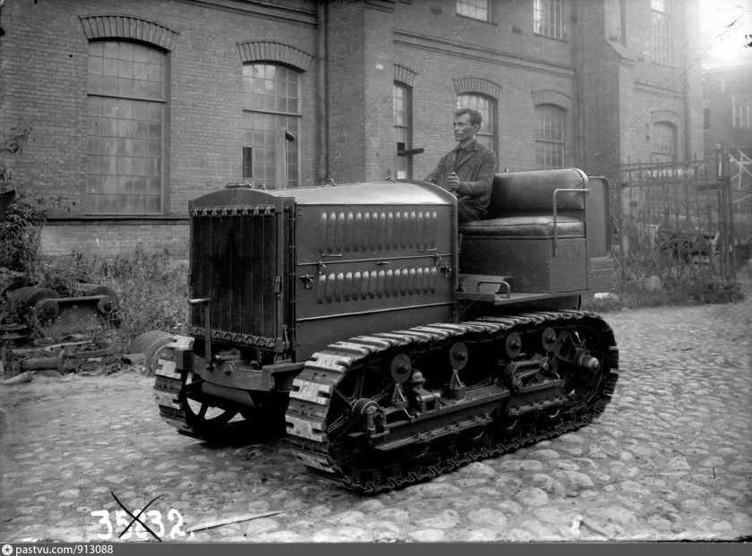 Гусеничный трактор Большевик