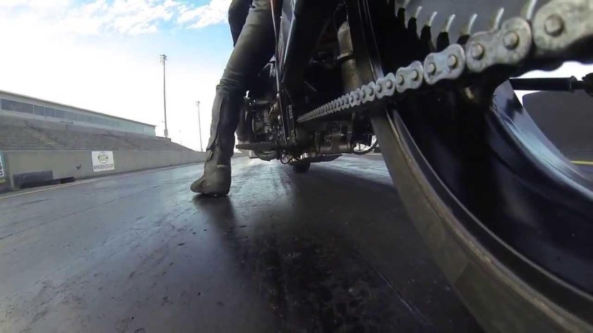 Порванная цепь на мотоцикле