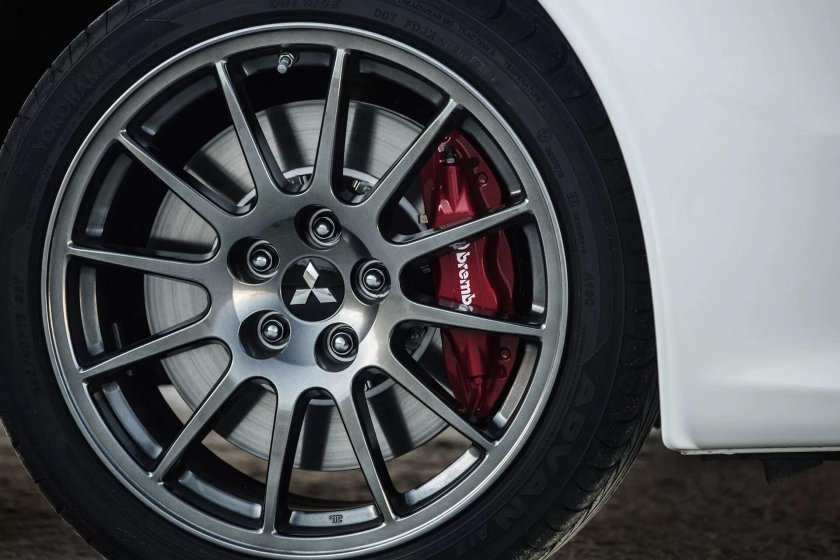 Mitsubishi Lancer 10 на дисках