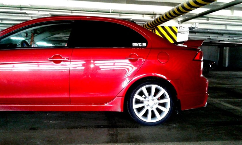 Красный Лансер 10 на белых дисках