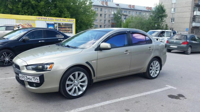 Серебристый Лансер 10 раллиарт