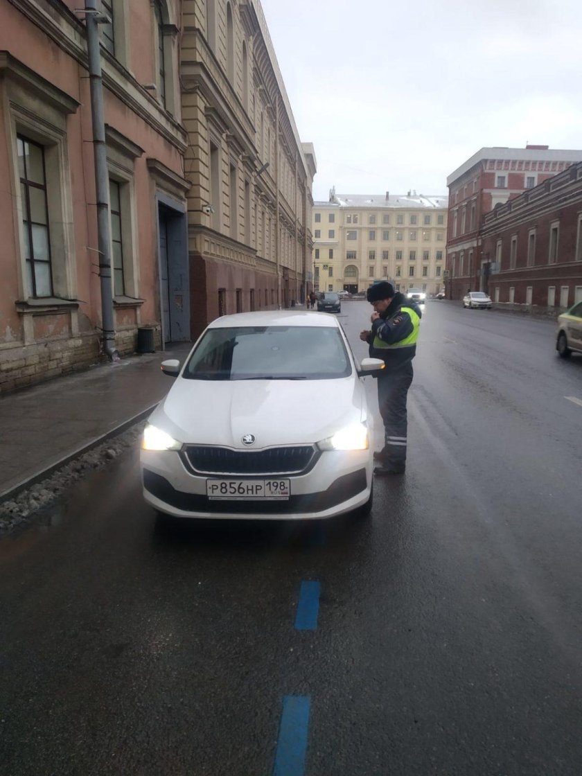 Таксист в машине