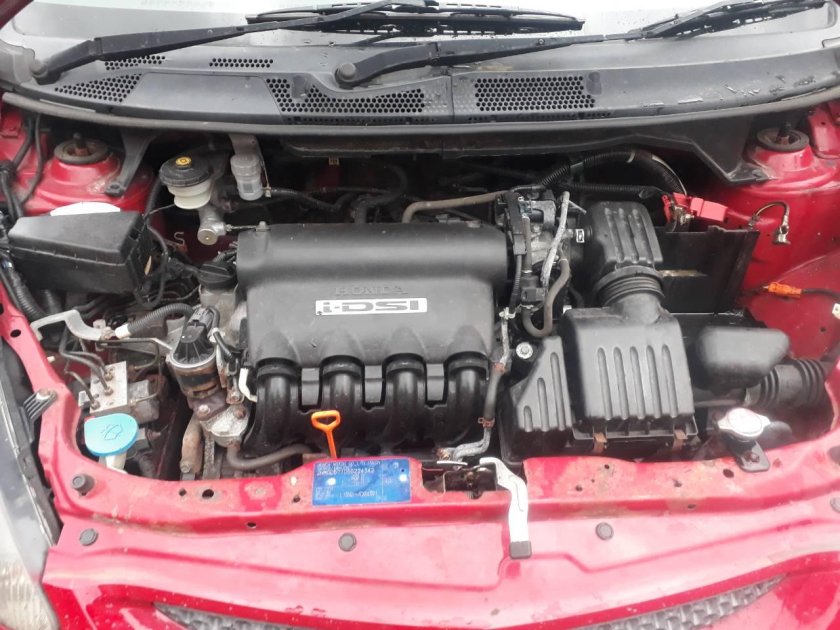 Honda Jazz 1 моторный отсек