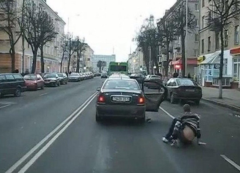 Выпал из машины на ходу