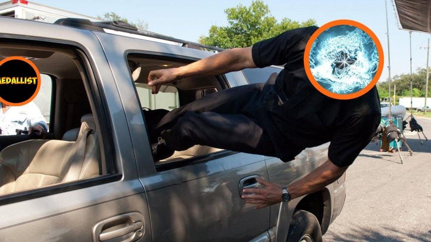 Мужчина выходит из машины