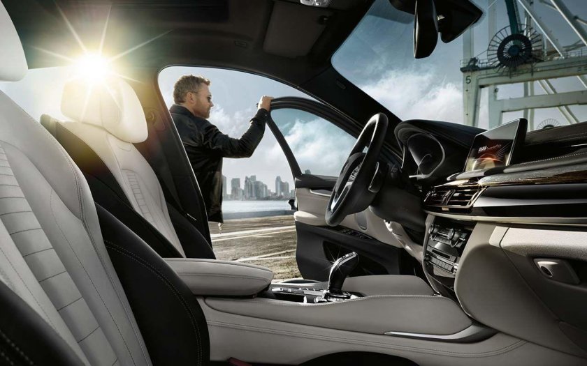 Мужчина выходит из машины