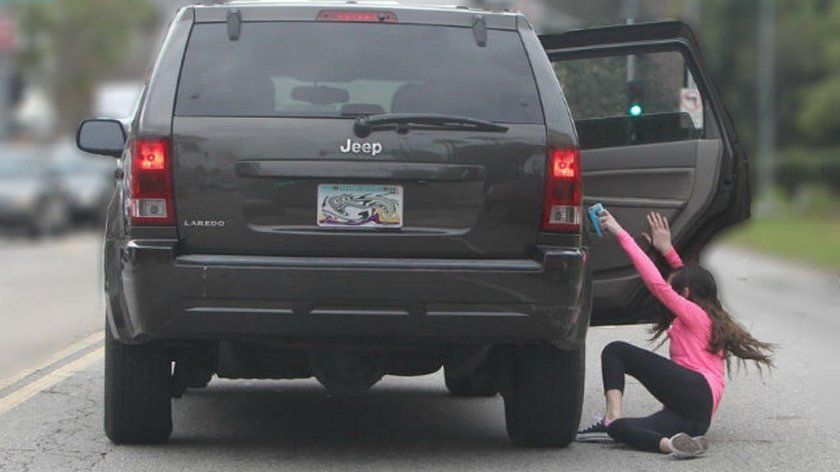 Девушка выпадает из машины