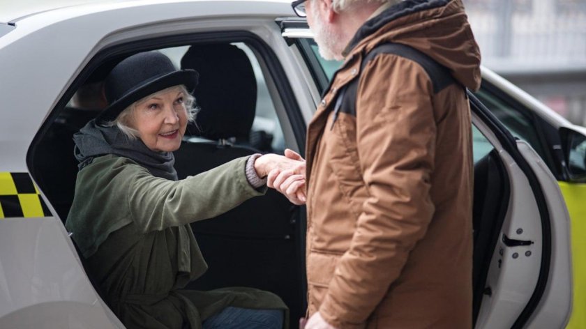 Пожилая женщина в такси