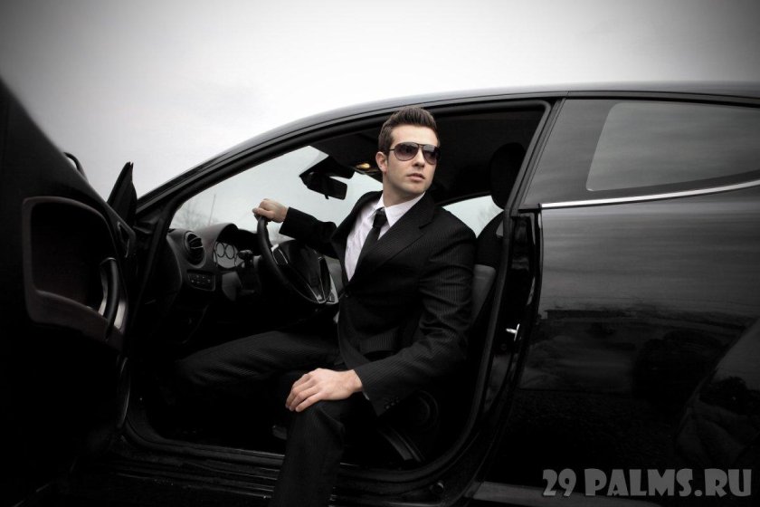 Мужчина в костюме в машине