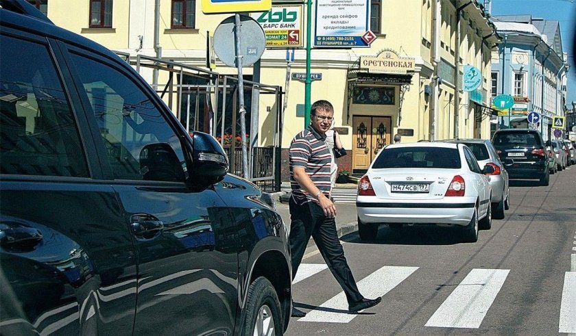 Человек перед машиной