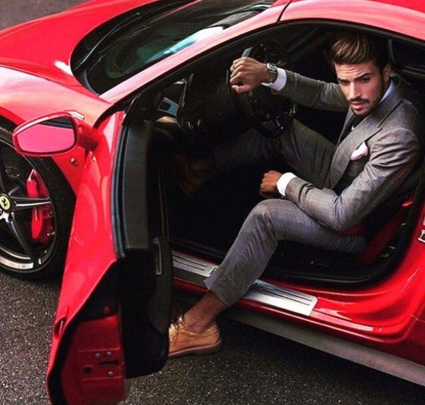 Мужчина в дорогой машине