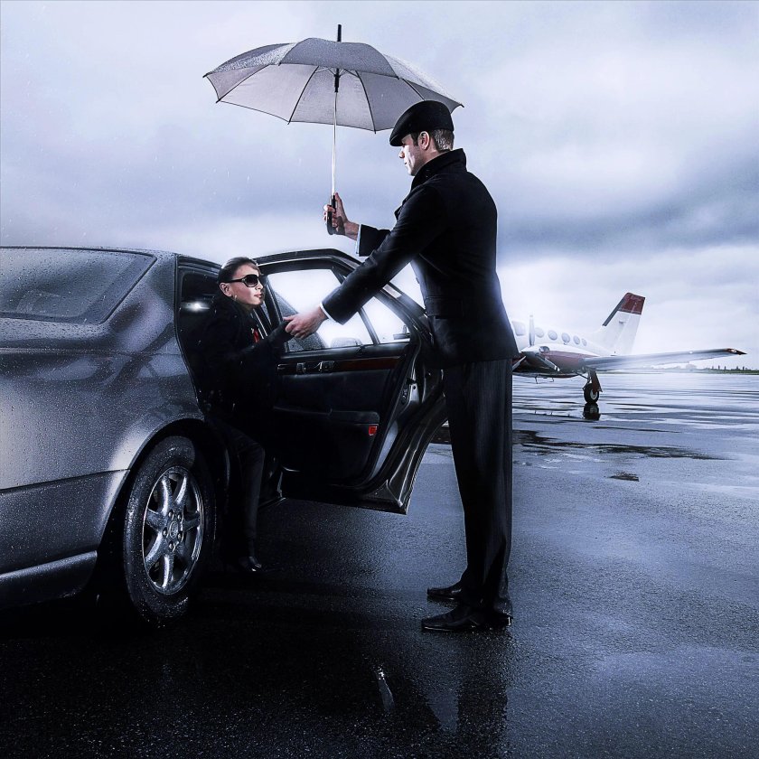 Человек выходит из машины